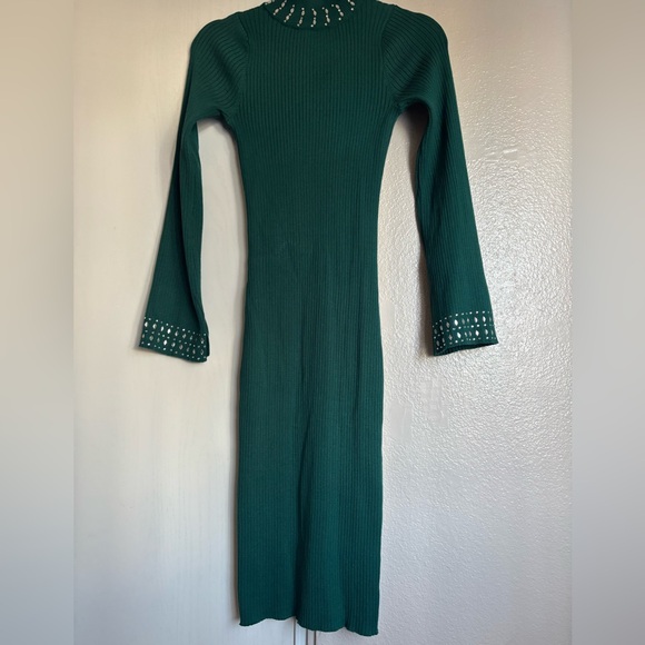 Dresses - Picture 2 of 3